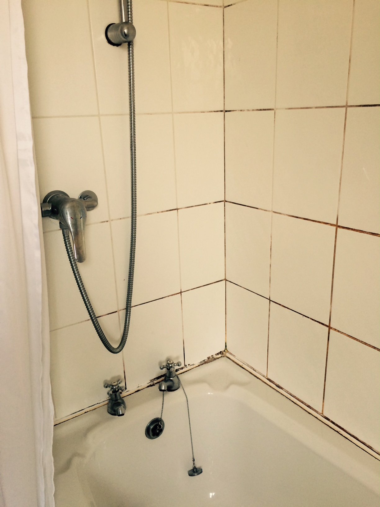 Cleaning and Sealing a Mouldy Ceramic Tiled Shower in